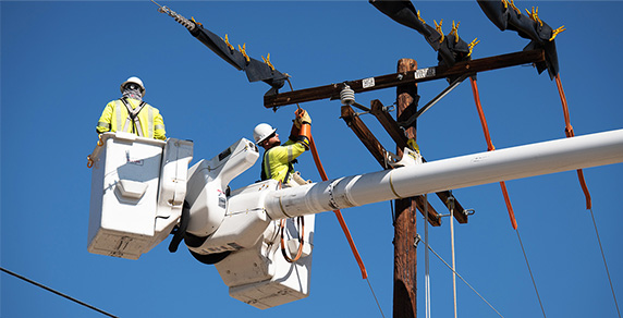 Linieros de SCE trabajando en líneas eléctricas